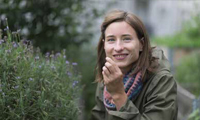 Susanne Lämmel vor Kräuterbeet