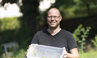 Sebastian Homburg mit Kiste voller Setzlinge