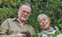 Hannelore und Volker Umbreit mit Früchten