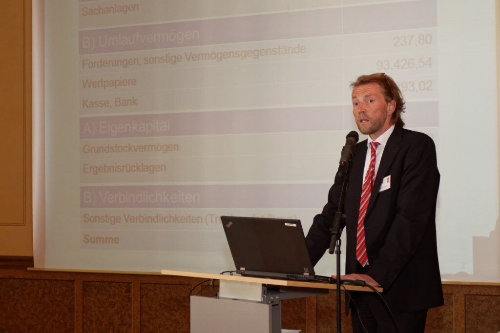 Thomas Golzer präsentiert den Finanzbericht