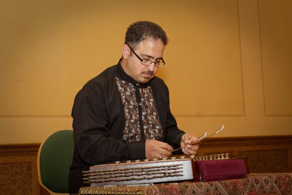 Ali Pirabi spielt Santur auf der Bühne in der Aula der VHS Leipzig