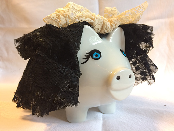 Schwein mit schwarzem Tüll