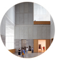 Ausstellungshalle mit Besuchern