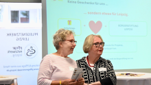 Zwei Damen bei der Ansprache