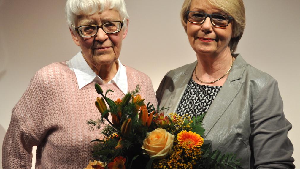 Christine Granz bekommt Blumen von Katrin Hart
