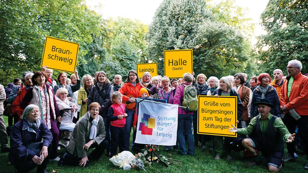 Leipziger Bürgersänger/-innen zeigen Ortsschilder von Braunschweig, Halle und Leipzig zum Tag der Stiftungen 2015