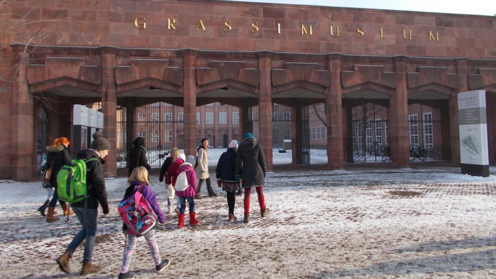 Mehrere Patenteams vor dem Eingang der Grassimuseen