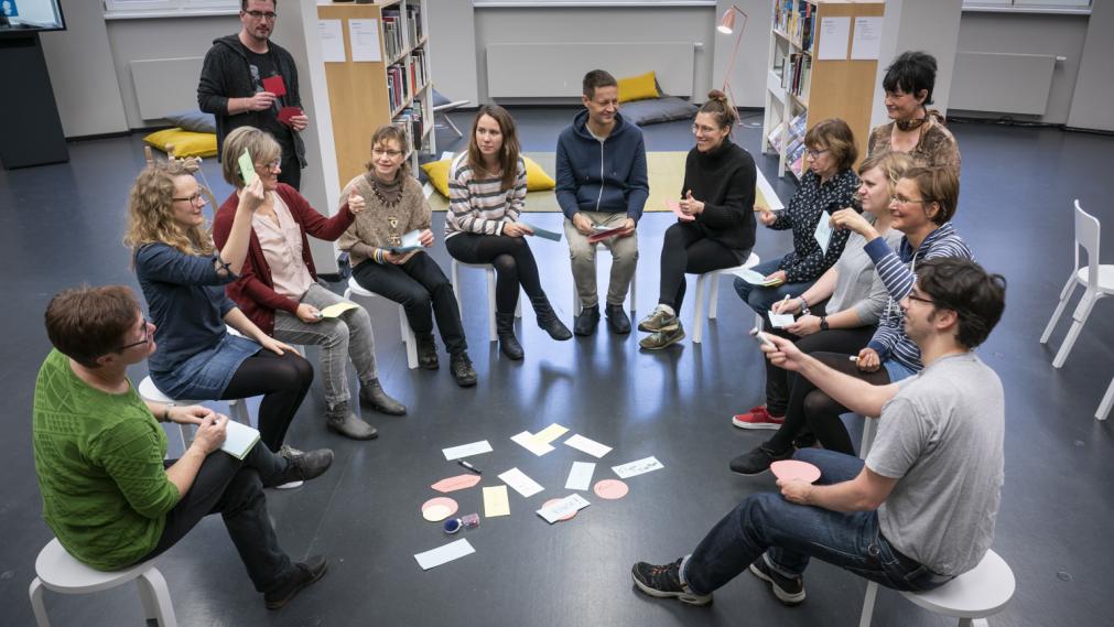 Gruppe im LeipzigZimmer im Kreis mit Moderationskarten