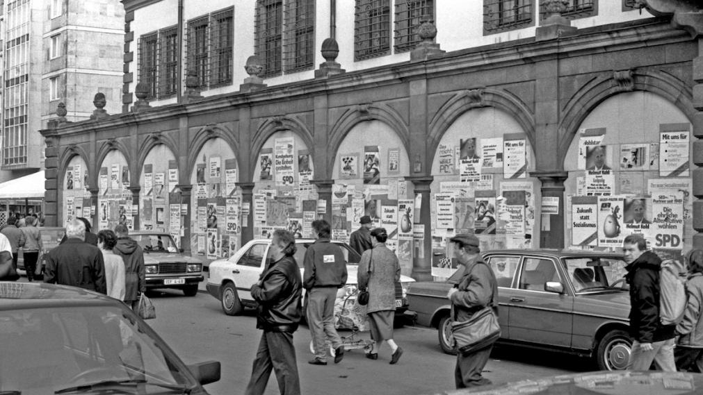 Verklebte Arkaden Altes Rathaus in den 1990er Jahren. Foto: Karl Detlef Mai