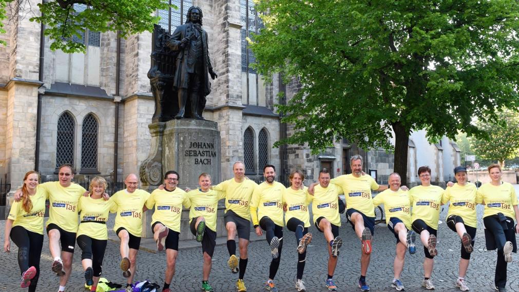20 sportbegeisterte Stifterinnen und Stifter starten am Bachdenkmal zum Morgenlauf