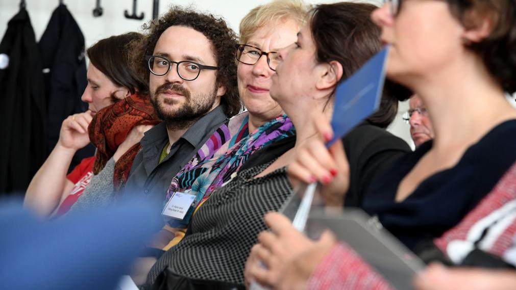 Podiumsteilnehmer in Reihe