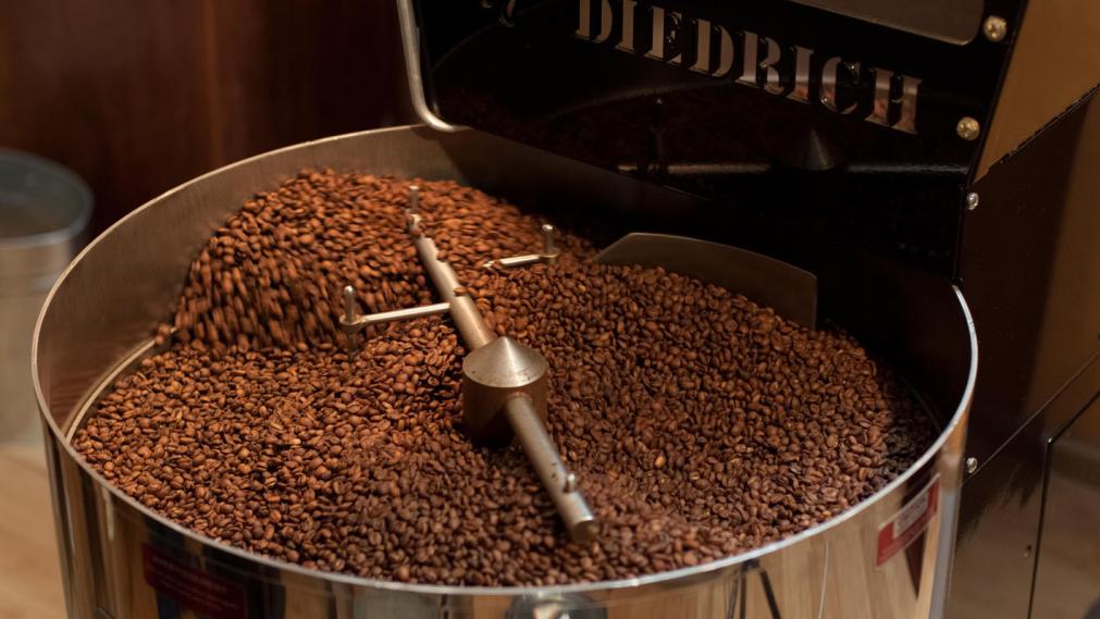 Frische Kaffee in der Rösterei