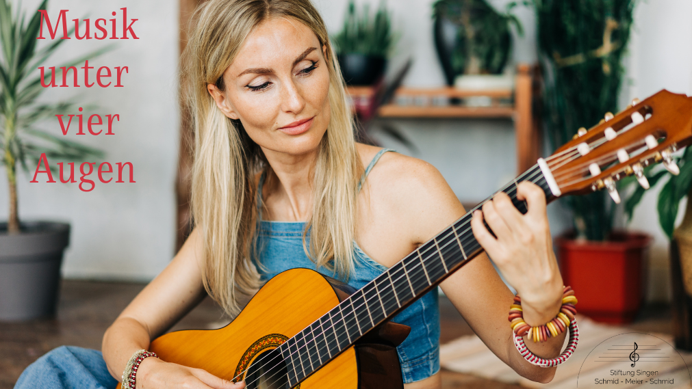 Musizierende Dame an der Gitarre
