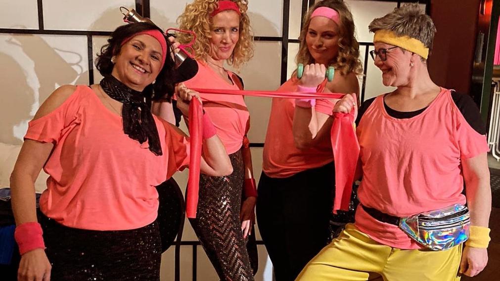 Vier Damen in Pink und Glitzer vor dem Auftritt im Felsenkeller 