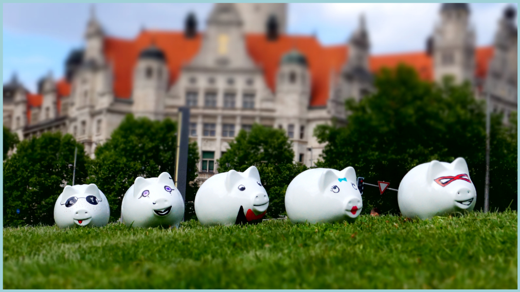 Sparschweine auf der Wiese